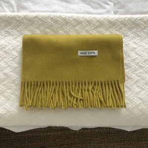 Vista detallada de bufanda de lana amarilla lisa con flecos accesorio cálido de invierno