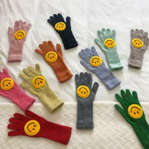 Gants d'hiver chauds et tricotés colorés avec de mignons écussons smiley jaunes pour couples.