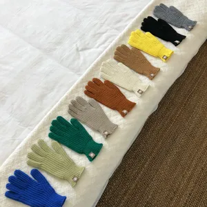 Vista detallada de guantes de punto de invierno coloridos para mujer, guantes de lana cálidos.