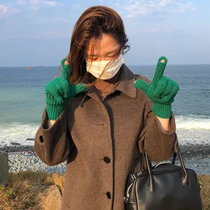 Guantes de punto verde cálidos de invierno para mujer táctiles detalle, suaves y lisos.