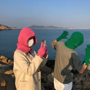 Gezellige gebreide balaclava muts en bijpassende handschoenen set voor warme en stijlvolle winter.
