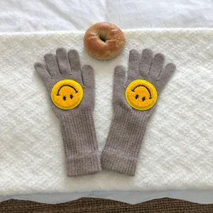 Gants en tricot mignons d'hiver avec écussons smiley jaunes, gants chauds en laine douce.