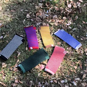 Guantes de punto a rayas multicolores sin dedos para ciclismo al aire libre de invierno.