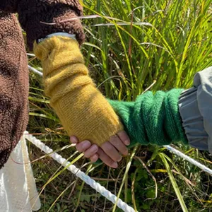 Nahaufnahme von kuscheligen Strick-Armwärmern und winterlichen fingerlosen Wollhandschuhen.