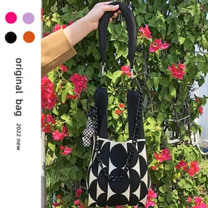 Sac bandoulière en tricot noir et blanc avec bandoulière chaîne pour femme tendance.