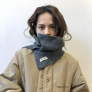 Detailansicht des dunkelgrauen Strick-Halswärmers, gemütliches Winter-Accessoire.