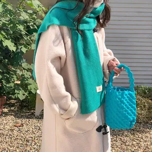 Gemütlicher warmer Strick Halswärmer Schal, modisches einfarbiges Winter Accessoire für Damen.