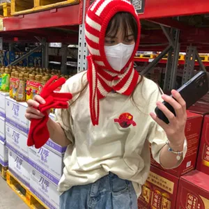 Cagoule en tricot rayé rouge et blanc avec gants chauds vue de détail en entrepôt