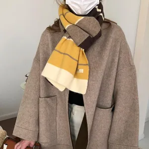 Bufanda de punto color-block cómoda con diseño a rayas para los días fríos de invierno.