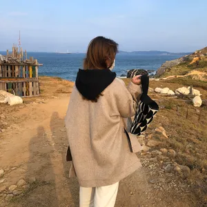 Sac à main tricoté noir et blanc chic pour femmes, fourre-tout géométrique élégant pour extérieur.