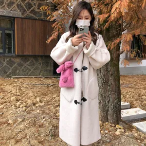 Joli sac bandoulière en peluche lapin et manteau en molleton pour l'hiver mode tendance chic.