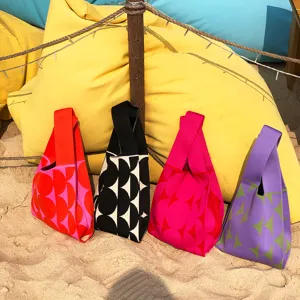 Vue détaillée du sac à bandoulière en tricot élégant avec un motif géométrique unique et chic.