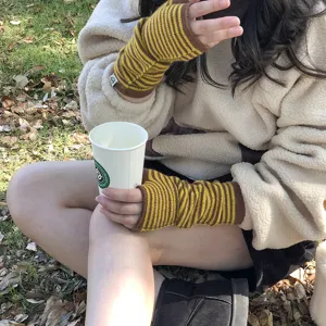 Guantes de punto sin dedos a rayas estilo japones para mujer invierno calientes.