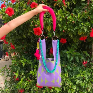 Sac à épaule en tricot coloré avec chaîne épaisse et poignée rose, sac à main tissé élégant.