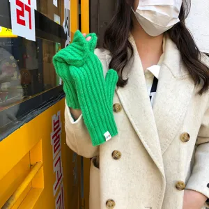 Groene gebreide handschoenen met open vingers, warme effen winterhandschoenen detail.