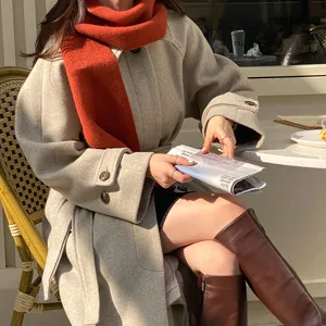 Gemütlicher dicker einfarbiger Winterschal und Wollmantel-Outfit für Damen, warm und schick.