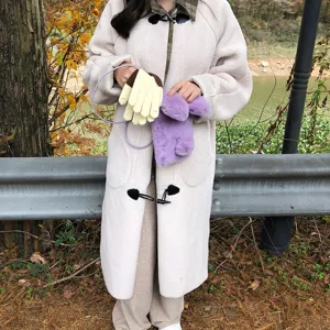 Adorable sac bandouliere lapin en peluche associe a un manteau d'hiver en polaire douillet.