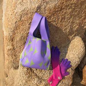Sac bandoulière en tricot et gants dégradés, motif géométrique élégant pour femme.