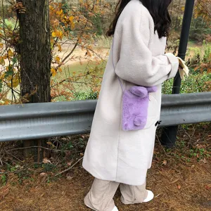 Joli sac bandoulière en peluche douce en forme de lapin pour l'hiver, style quotidien chic.