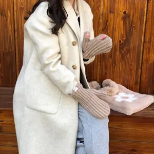 Gezellige bruine gebreide vingerloze handschoenen prachtig gecombineerd met winterjas outfit