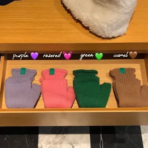 Detailansicht fingerlose Strickhandschuhe, weiches Winter Thermomaterial in bunten Farben.