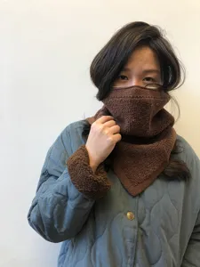 Invierno espesado cálido marrón polar bufanda, suave felpa triángulo cuello detalle.