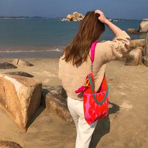 Sac à épaule tricoté pour femme avec chaîne colorée, sac à main tissé élégant pour plage.