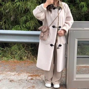 Joli sac bandoulière téléphone lapin en peluche douce assorti à un manteau polaire chaud hiver.