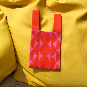 Sac cabas en tricot à motif géométrique vibrant, détail de sac à main élégant pour femme.