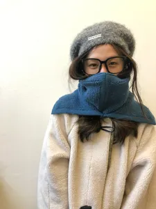 Detalle del calentador de cuello de invierno, tejido texturizado acogedor para el frío.