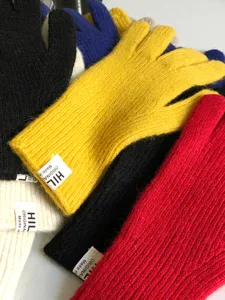 Guanti invernali in maglia accoglienti con misto lana calda disponibili in vari colori vivaci.