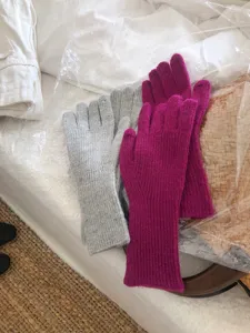 Guantes de invierno de punto gris y magenta, cálidos guantes de lana de cinco dedos para días fríos.
