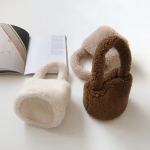 Vue détaillée du sac à main en sherpa pelucheux, montrant une texture douce et poignée.