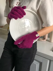 Guanti invernali in maglia di colore magenta, morbidi e comodi per l'uso quotidiano all'aperto.