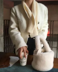 Sac seau en peluche moelleux pour femmes avec veste en tweed chic pour l'hiver.