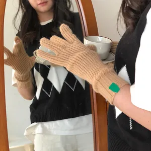 Guantes de punto caqui con dedos separados para mujer, guantes de invierno cálidos con etiqueta decorativa.