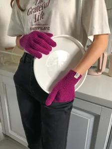 Guanti in maglia invernale in magenta vivace, ideali per mantenere le mani calde d'inverno.