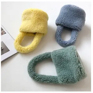 Gros plan montrant la texture de sac pelucheux et la poignee douce en plusieurs couleurs.