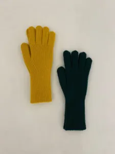 Vista detallada de guantes de punto de invierno en amarillo y verde oscuro, textura de lana.