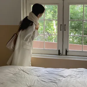 Cappotto invernale in misto lana tinta unita con sciarpa coordinata per outfit caldi.