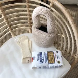 Sac à main en laine d'agneau beige, joli sac cabas en peluche pour femmes hiver mode.