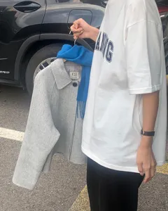 Abrigo de lana liso con solapa y bufanda con flecos azul para otoño e invierno elegante.