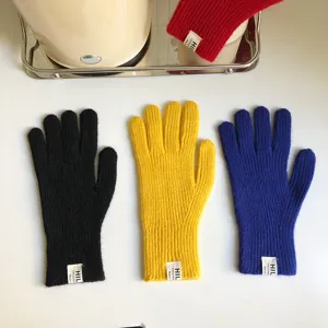 Primo piano di guanti invernali caldi in maglia colorati con una consistenza morbida e comoda.