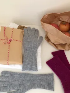 Nuevos guantes táctiles de invierno cálidos de lana tejida en gris y magenta