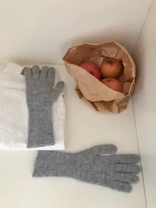 Guantes de punto de lana gris de invierno cálidos táctiles con vaqueros blancos