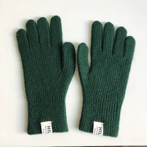 Guanti invernali caldi in maglia verde scuro da donna, guanti termici accoglienti con etichetta.