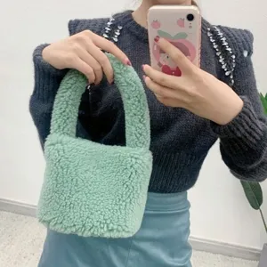 Détail sac à main en peluche verte, petit sac d'hiver moelleux, style doux et mignon.