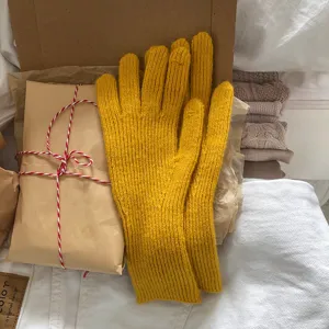 Guantes de punto táctiles de invierno acogedores en amarillo, mezcla de lana cálida para frío.