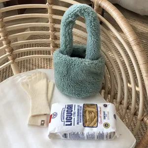 Joli sac seau en peluche douce bleu clair, detail de sac a main hivernal pour femme.
