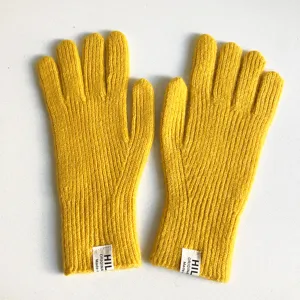 Guanti in lana lavorata a maglia gialla dettaglio, guanti invernali caldi con etichetta.